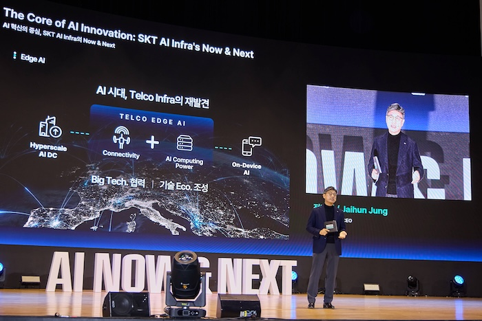 정재헌 SKT CEO가 지난달 3일 열린 ‘SK AI 서밋 2025’에서 발표하고 있는 모습. / 사진=SKT