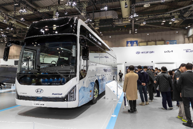 관람객들이 유니버스 수소전기버스를 둘러보고 있는 모습. / 사진=현대차그룹