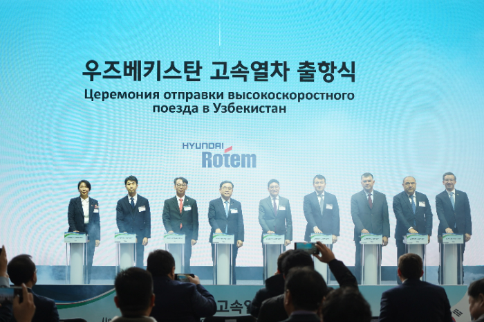 10일 경남 창원시 마산항에서 열린 '우즈벡 고속차량 초도 편성 출항식'에서 관계자들이 기념촬영을 하고 있다. (오른쪽부터) 알리셰르 압두살로모프 주한 우즈베키스탄 대사, 주파르 나르줄라예프 우즈베키스탄 철도청장, 자수르벡 초리예프 우즈베키스탄 교통부 차관, 잠시드 호자예프 우즈베키스탄 경제부총리, 김정훈 현대로템 레일솔루션사업본부장, 허성무 더불어민주당 의원, 김영주 경상남도 경제부지사, 우정훈 국토부 철도정책과장, 아이다 이스마일로바 주한 키르기즈공화국 대사. /사진제공=현대로템