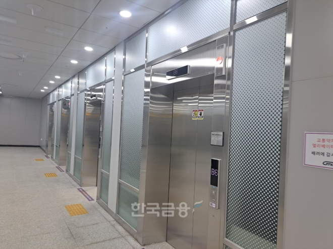 운정중앙역에 설치된 지하 8층~지하 3층 사이를 오가는 엘리베이터 모습./한국금융신문 장호성 기자