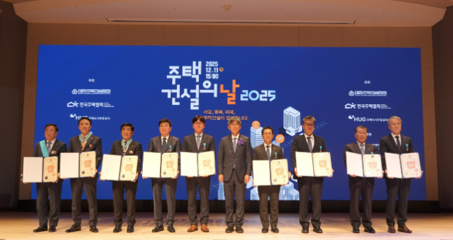 윤진오 동부건설 대표이사(사진 왼쪽에서 두 번째)가 주택건설의 날 기념식에서 ‘은탑산업훈장’을 수훈했다./동부건설