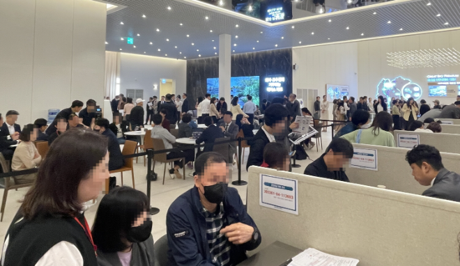 '브레인시티 메디스파크 대광로제비앙 모아엘가' 견본주택 인파 사진./대광건영·모아건설산업 컨소시엄