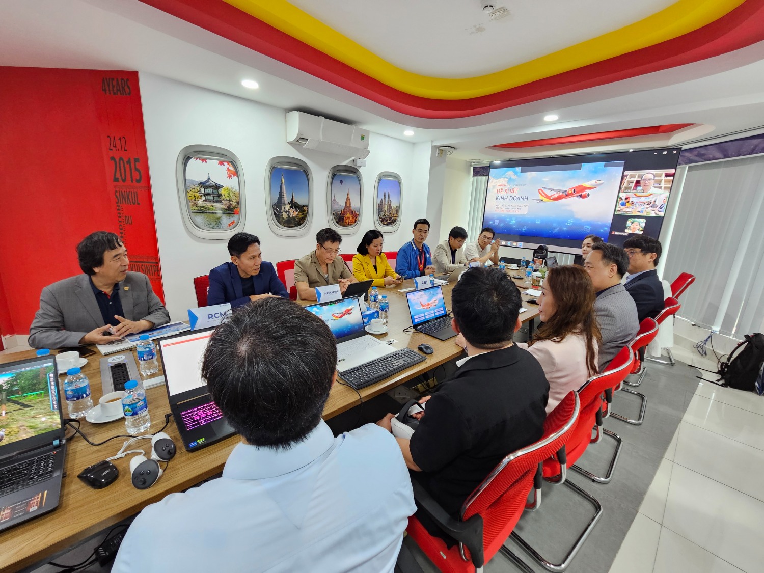 지난 12일 베트남 하노이 비엣젯항공 본사에서 심스리얼리티·솔트웍스·퀀텀디벨롭먼트 컨소시엄이 비엣젯항공 관계자들에게 AI 기반의 MRO 플랫폼을 설명하고 있다. ⓒ 심스리얼리티