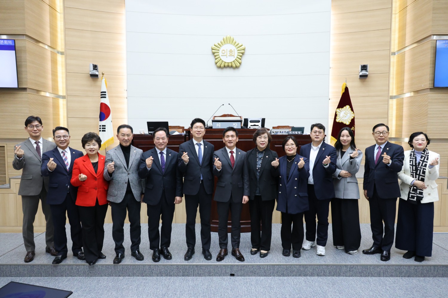 김성철 용산구의회 의장(가운데)을 비롯한 의회 소속 의원들이 본회의를 마무리한 후 기념촬영을 하는 모습./사진제공=용산구의회