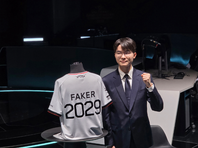 '페이커' 이상혁 선수가 18일 미디어 간담회를 마무리하고 기념 사진을 촬영하고 있다. / 사진=김재훈 기자