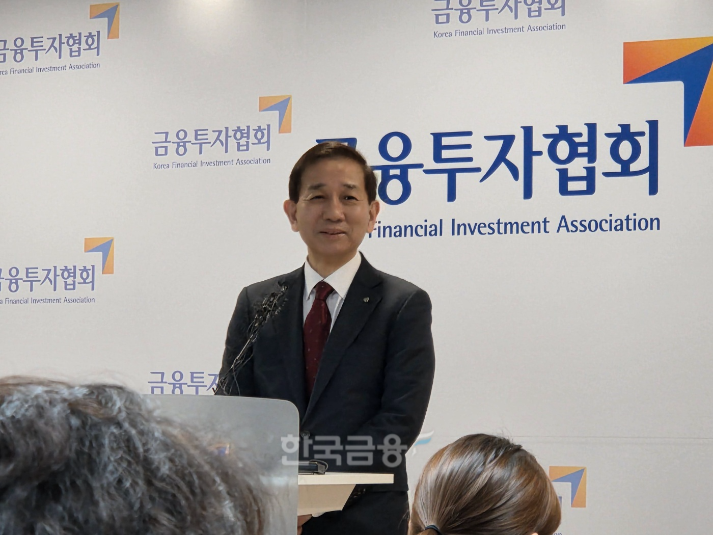 18일 열린 제7대 금투협회장 선거에서 당선된 황성엽 당선인이 6층 기자실을 찾아 당선인 소감을 발표하고 있다. / 사진= 한국금융신문(2025.12.18)