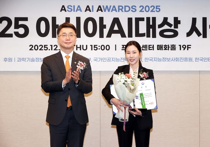 서울 중구 프레스센터에서 열린 '2025 아시아 AI 대상'에서 김연수 한컴 대표(사진 오른쪽)와 류제명 과학기술정보통신부 제2차관이 기념사진을 촬영하고 있다. / 사진=한컴