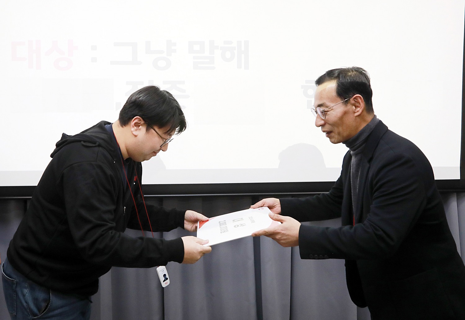 11번가 'AI 해커톤' 대회 사진. 대상은 '그냥 말해' 팀이 받았다./사진제공=11번가