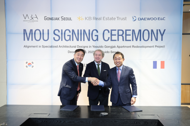 대우건설, 빌모트, 공작아파트 운영위 주요 관계자들이 MOU 체결식에서 악수하고 있다(사진 왼쪽부터)도정훈 대우건설 도시정비사업담당 상무, 장미셸 빌모트 프랑스 빌모트사 회장, 김철훈 공작아파트 재건축 운영위원장./사진제공=대우건설