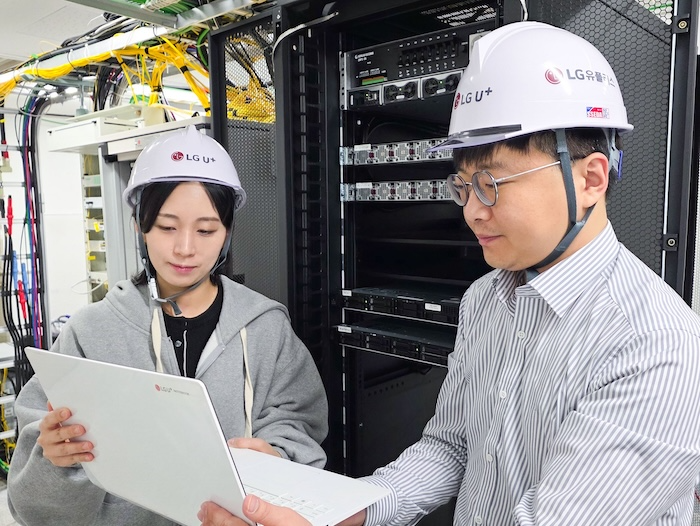 LG유플러스 임직원들이 클라우드랜 기술 검증을 진행하고 있는 모습. / 사진=LG유플러스