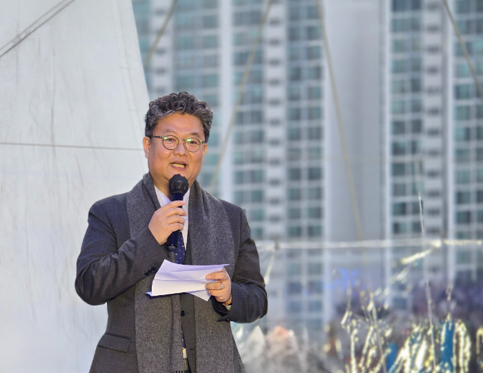 지난 20일 부산 남구 용호동 LG메트로시티 아파트에서 진행된 '승강기 교체공사 준공식'에서 박성묵 자이엘리베이터 대표이사가 발언하고 있다. /사진제공=자이엘리베이터