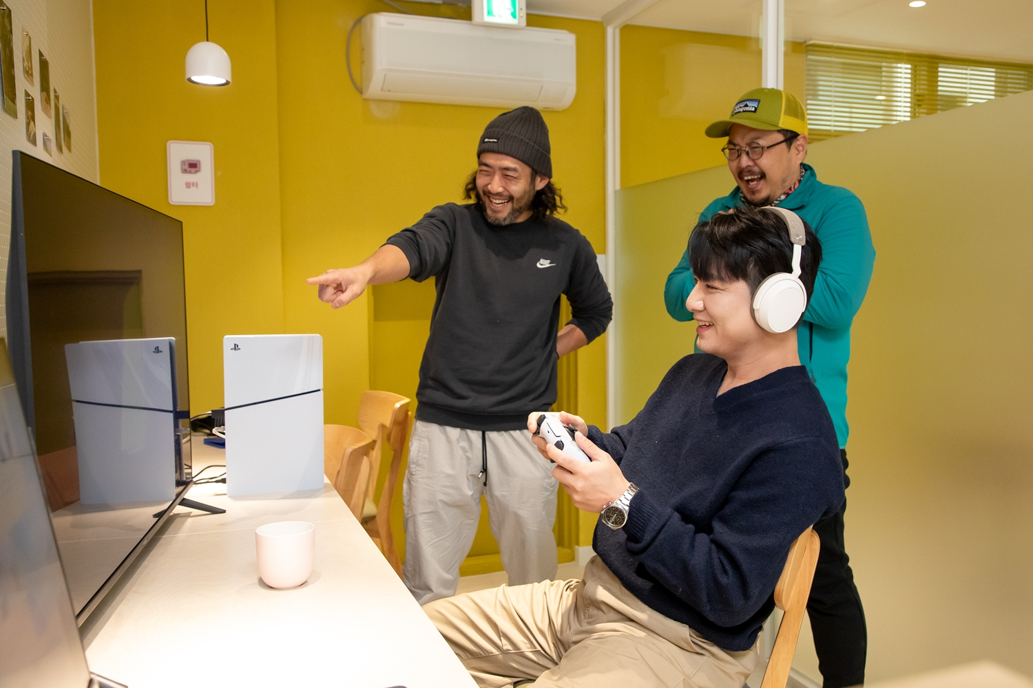 ‘빠카페’에서 양육자들이 플레이스테이션 등 여가 콘텐츠를 즐기며 교류하고 있다./사진제공=마포구