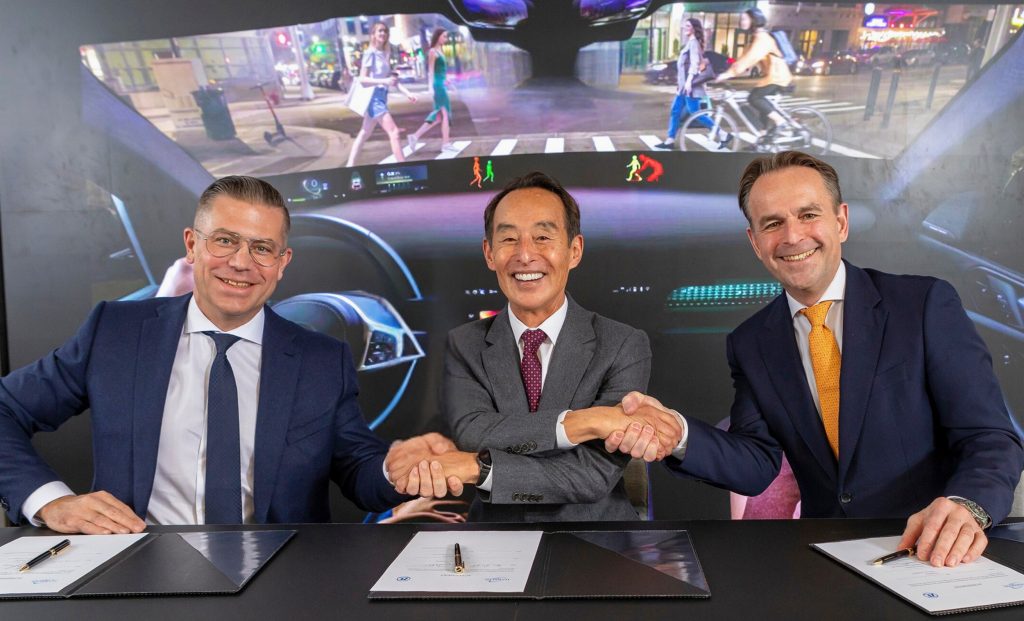 (왼쪽부)터 마티아스 미드라이히 ZF CEO, 손영권 하만 이사회 의장, 크리스천 소봇카 하만 CEO 겸 오토모티브 부문 사장. 사진=삼성전자