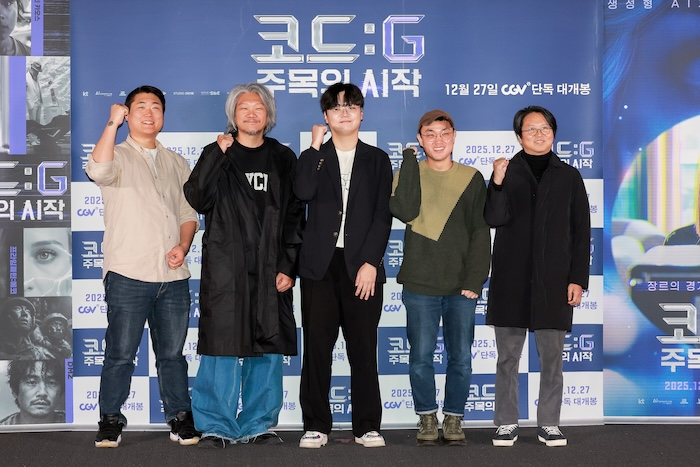 (왼쪽부터) 김주신, 김영기, 홍기선, 송영윤, 김광식 감독이 포토월에서 기념사진을 촬영하고 있다. / 사진=KT