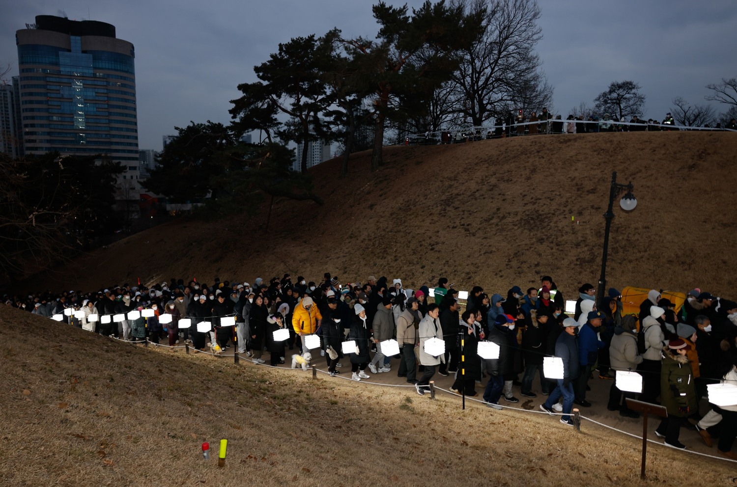 송파구민들이 지난 1월1일 해맞이 행사에 참여하기 위해 등산을 하는 모습./사진제공=송파구