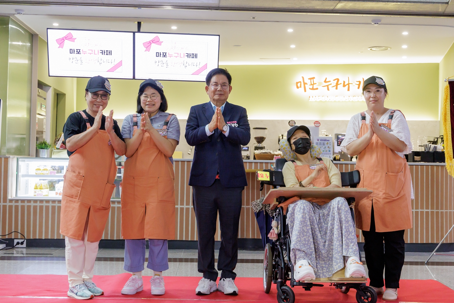 박강수 마포구청장(가운데)가 마포 누구나 카페 공동대표 4인과 함께 기념촬영을 하는 모습./사진제공=마포구