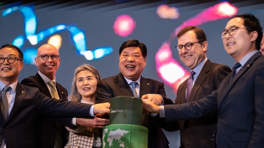 (왼쪽부터) 기우성 셀트리온 부회장, 토드 윙지 셀트리온 브랜치버그 대표이사, 박경옥 셀트리온홀딩스 수석 부회장, 서정진 셀트리온그룹 회장, 토마스 킨 주니어 연방 뉴저지 하원의원, 앤디 김 연방 뉴저지 상원의원이 개소식에서 기념 촬영을 하고 있다. /사진=셀트리온