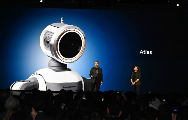 (왼쪽부터) 보스턴다이나믹스 알베르토 로드리게즈(Alberto Rodriguez) 아틀라스 행동 정책 담당, 구글 딥마인드 캐롤리나 파라다(Carolina Parada) 로보틱스 총괄이 발표하는 모습. / 사진=현대차그룹