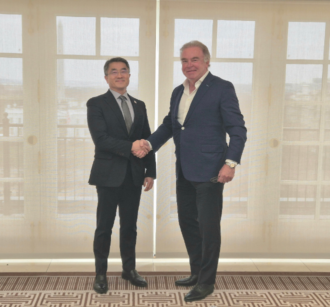 행사에 참석한 남궁 홍 삼성E&A 사장(사진 왼쪽), 사이먼 그린쉴즈(Simon Greenshields) 와바시 밸리 리소스 이사회 의장이 기념촬영을 하고 있다./사진제공=삼성E&A