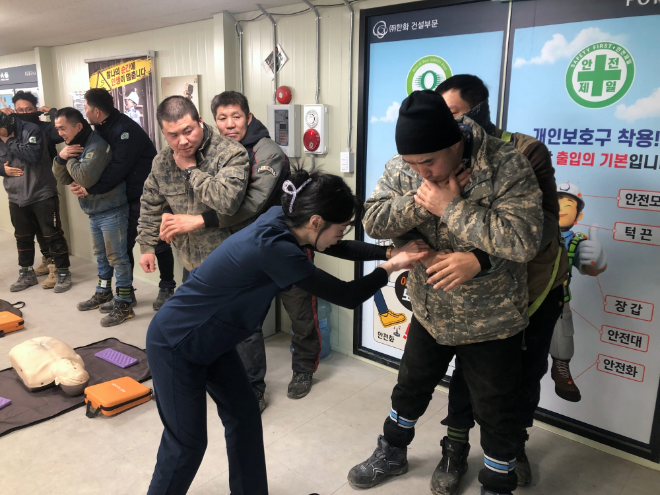 외국인 근로자들이 직접 응급처치 실습을 받고 있다./사진제공=한화 건설부문