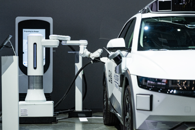 전기차 자동 충전 로봇 활용한 아이오닉 5 로보택시 충전 시연. / 사진=현대차그룹