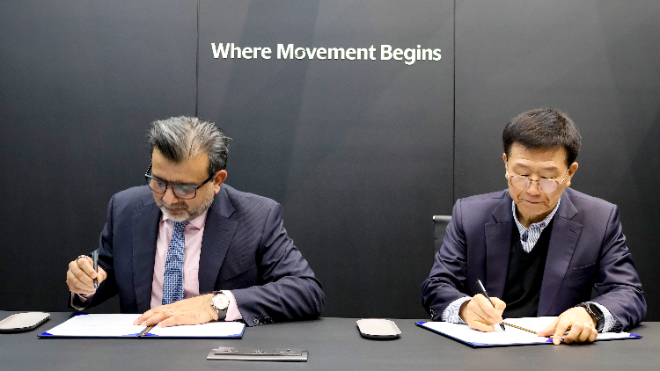 7일(현지시간) 현대모비스 부스에서 전장BU 정수경 부사장과 퀄컴 오토모티브· 산업 및 임베디드· IoT· 로보틱스 담당 본부장인 나쿨 두갈(Nakul Duggal) 총괄부사장이 MOU를 체결하고 기념 촬영하고 있는 모습. / 사진=현대모비스