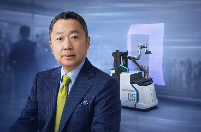 박정원 두산그룹 회장(왼쪽)과 두산로보틱스 AI 로봇 솔루션 '스캔앤고'. /그래픽=챗GPT