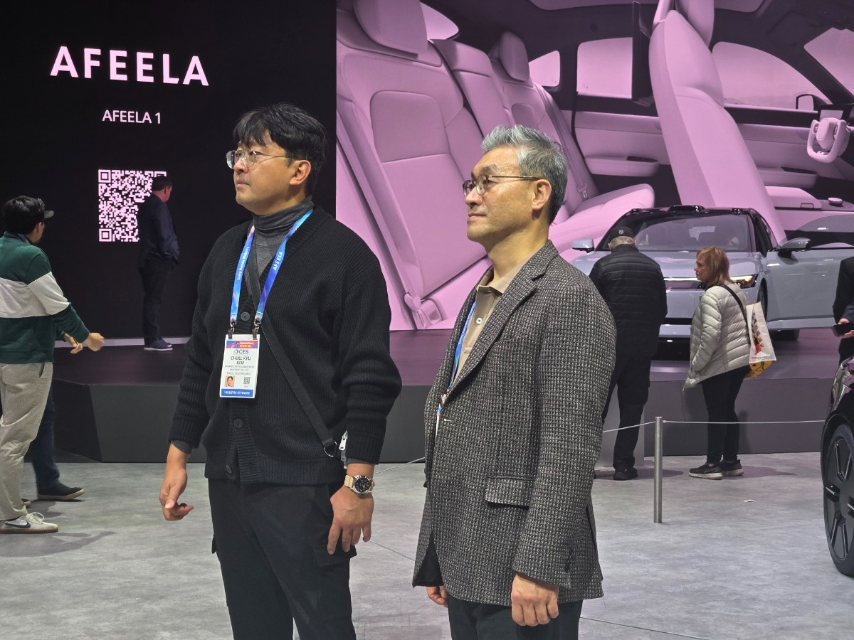윤장호 코람코 대표이사(오른쪽)과 김철규 부사장이 CES 현장을 살펴보고 있다./사진제공=코람코