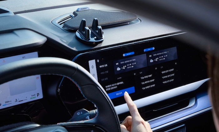 '에이닷 오토'가 미세먼지 지수가 나쁜 상황에서 창문을 닫자고 제안하는 모습. /사진=SKT