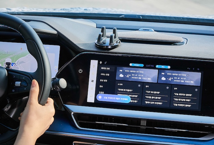 운전자가 '에이닷 오토'와 대화 나누는 모습. /사진=SKT
