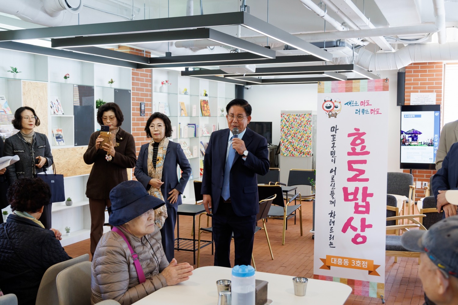 박강수 마포구청장이 효도밥상 급식기관에 방문해 인사말을 전하고 있다./사진제공=마포구