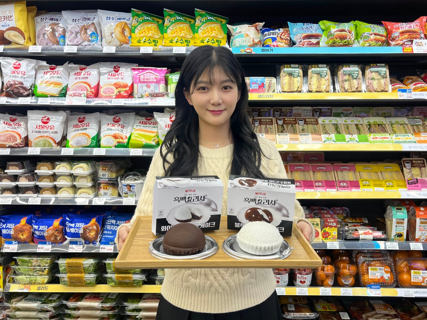 GS25가 선보인 '흑∙백 크림 케이크 2종’./사진제공=GS리테일