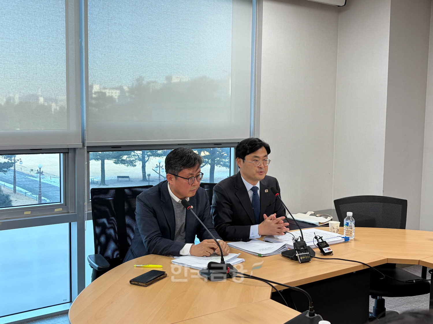 민주당 디지털자산TF가 20일 국회의원회관에서 비공개 회의를 열고, 디지털자산기본법 통합안에 대한 회의를 진행했다. 디지털자산TF 소속 안도걸 의원(왼쪽)과 이정문 의원(오른쪽)이 회의를 마친뒤 브리핑을 하고 있다. / 사진= 한국금융신문(2026.1.20)