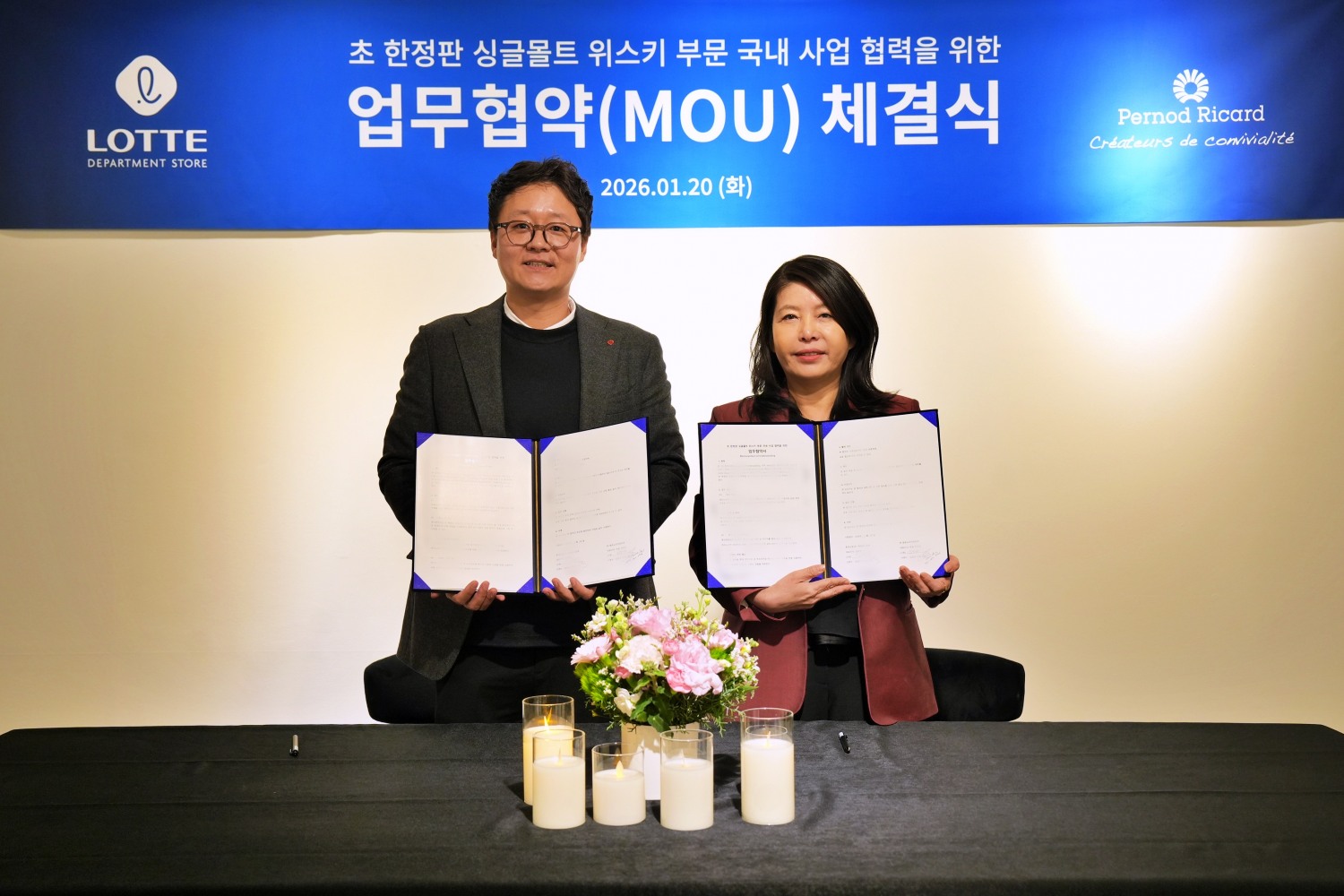 임형빈 롯데백화점 F&B 부문장과 김경연 페르노리카 코리아 마케팅 전무가 업무협약을 체결했다./사진제공=롯데백화점