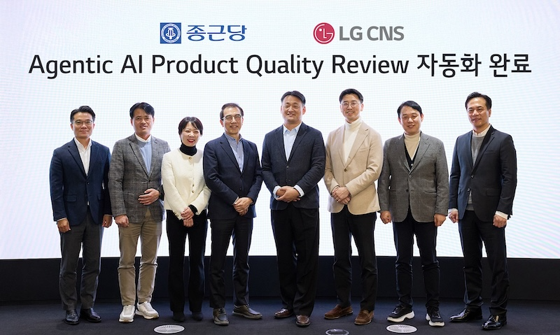 LG CNS AI클라우드사업부장 김태훈 부사장(오른쪽에서 네 번째), 화학/전지사업부장 장민용 상무(오른쪽에서 세 번째)가 종근당 관계자들과 함께 기념사진을 촬영하고 있는 모습. /사진=LG CNS