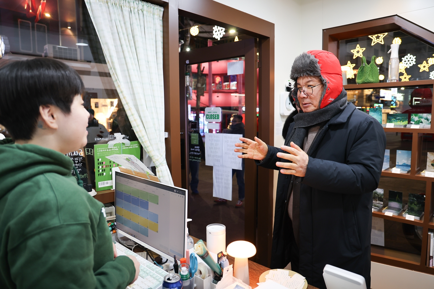 박강수 마포구청장이 ‘청년상인 반년살이’ 매장을 찾아 청년상인들을 격려하고 있다../사진제공=마포구