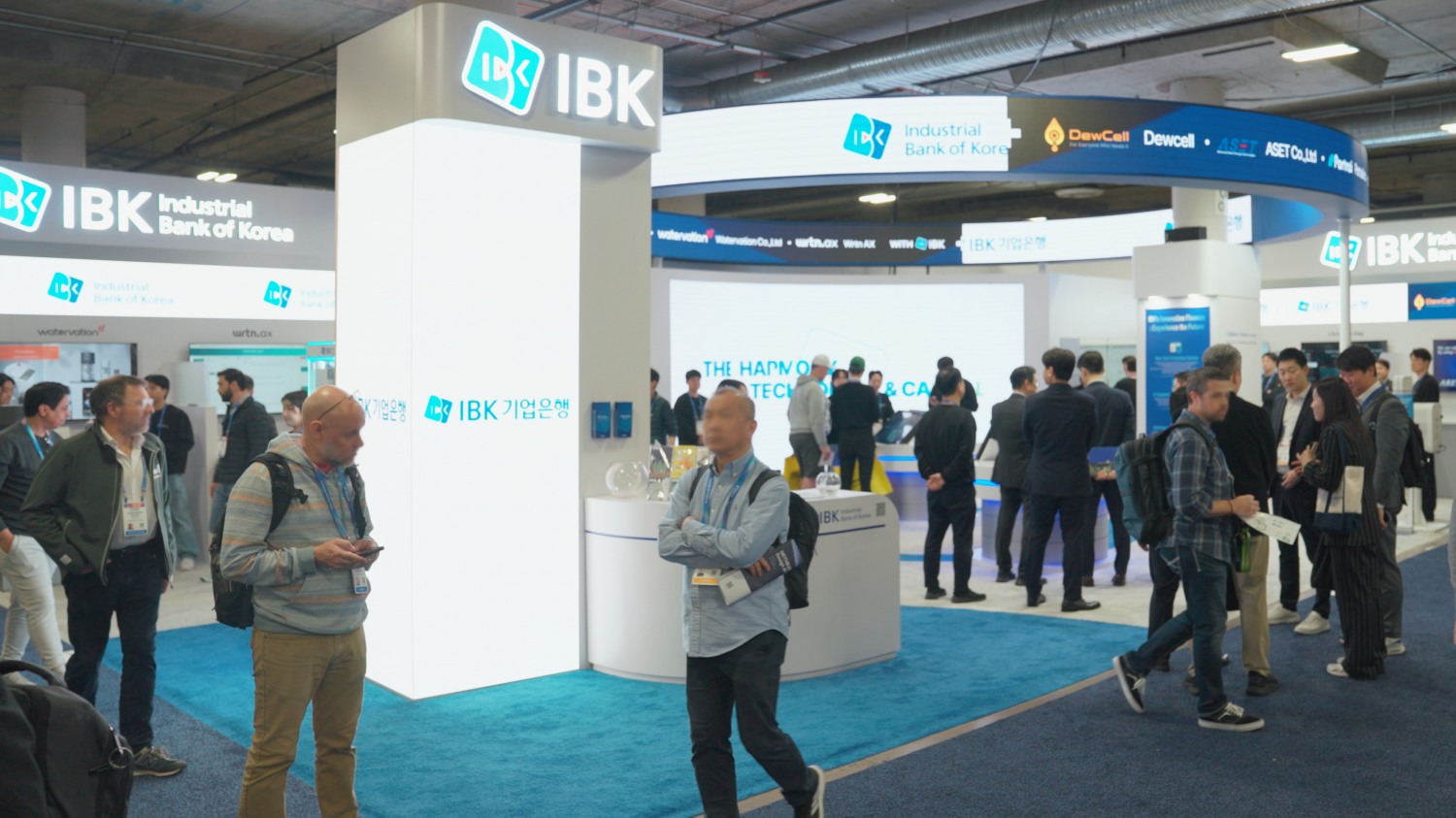 미국 라스베가스에서 개최된 CES 2026에서 관람객들이 IBK혁신관을 둘러보고 있는 모습 / 사진제공=IBK기업은행