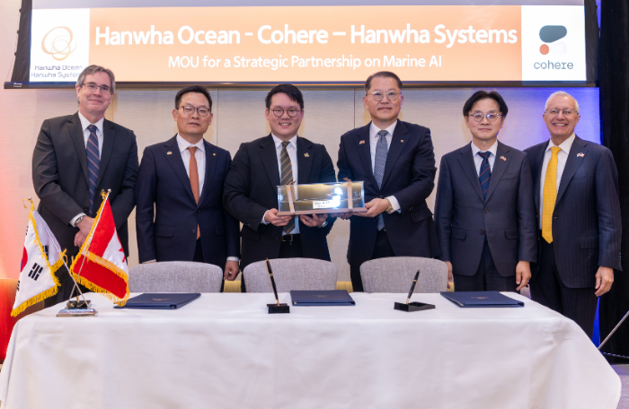 한화그룹이 26일(현지 시간) 캐나다 차세대 잠수함 사업 수주를 위해 캐나다 철강, AI, 우주 분야 기업 5곳과 전략적 투자 및 협력을 위한 양해각서(MOU)를 체결했다. 한화오션과 한화시스템은 캐나다 AI 기업인 코히어(Cohere)와 인공지능 기술 협력을 위한 MOU를 체결했다. (사진 왼쪽부터) 필립 제닝스(Philip Jennings) 혁신과학경제개발부 차관, 손재일 한화시스템 대표, 이반 장(Ivan Zhang) 코히어 공동 창업자, 김희철 한화오션 대표, 김정관 산업통상부 장관, 빅터 피델리(Victor Fedeli) 온타리오주 경제개발부 장관. /사진제공=한화그룹