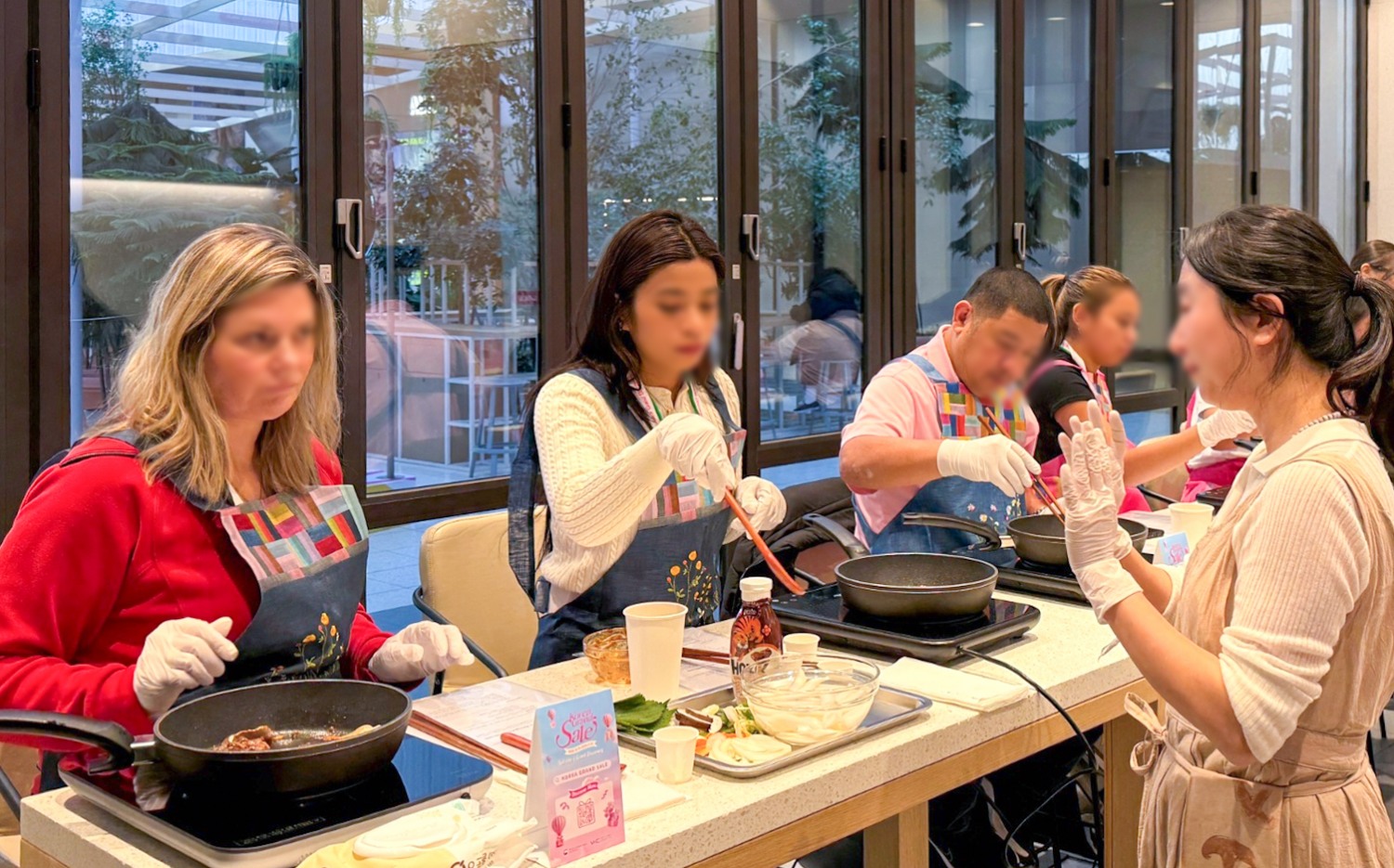 외국인 환승고객들이 현대백화점이 운영하는 환승투어를 체험하는 모습. /사진제공=현대백화점