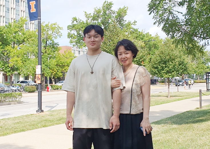 세탁기 결빙방지 기술을 개발한 박주형 군과 윤승희 씨가 일리노이공대 교정에서 포즈를 취했다.