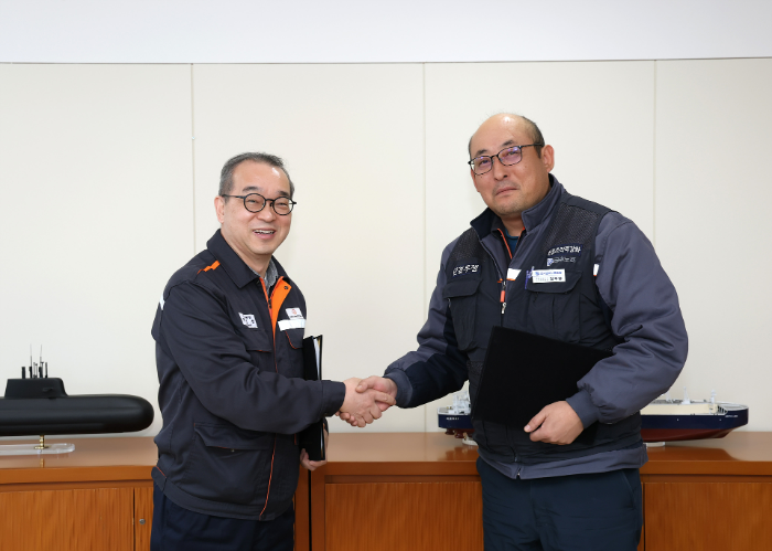 한화오션 경영지원실장 정인섭 사장(왼쪽)과 전국금속노조 경남지부 한화오션지회 강주용 수석부지회장이 발전적인 노사관계 구축을 위한 합의서에 서명한 뒤 악수하고 있다. /사진제공=한화오션