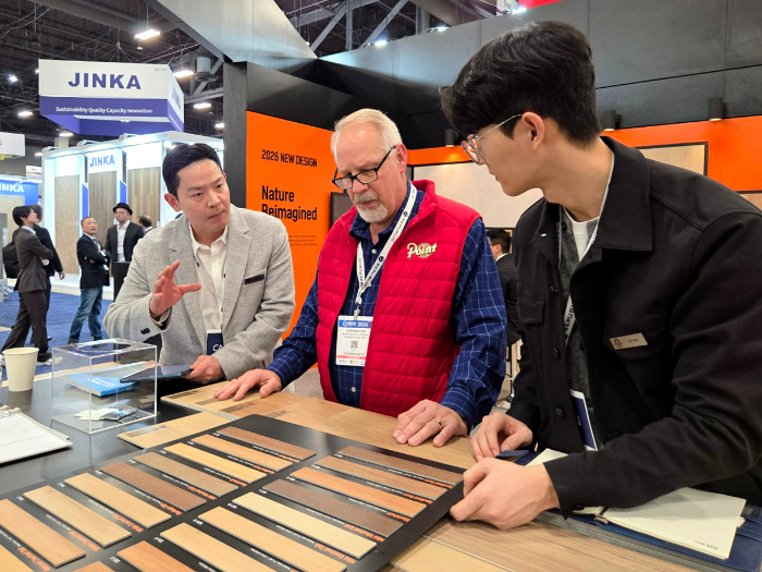 KCC글라스 관계자들이 'TISE 2026' 전시회에 마련된 홈씨씨 부스에서 방문객들과 상담하고 있다. /사진제공=KCC글라스