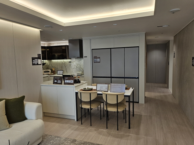 '안양역센트럴아이파크수자인' 견본주택 59B㎡타입 주방 전경./한국금융신문 조범형 기자