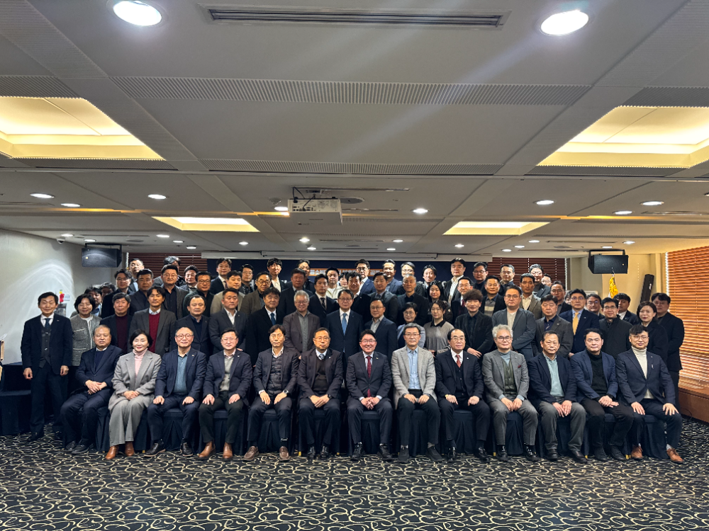 보험GA협회와 72개 대형GA 대표, 관계자들이 지난 1월 29일 오후3시 프레스센터에서 소비자보호 협약식 후 기념촬영을 하고 있다.(2026.01.29)./사진제공=보험GA협회