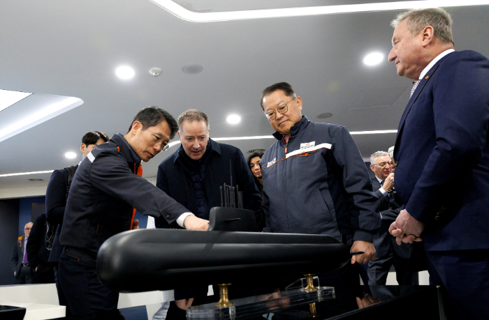 스티븐 퓨어 캐나다 국방조달 특임장관(왼쪽 두 번째)은 2일 한화오션 거제사업장을 방문, CPSP 사업에 제안한 장보고-III 배치-II 선도함인 장영실함 모형에 대한 설명을 관심있게 듣고 있다. /사진제공=한화오션