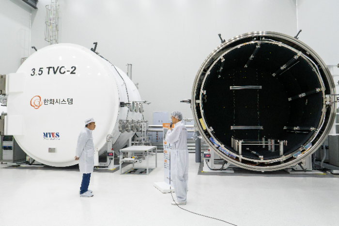지난달 8일 한화시스템 제주우주센터를 방문한 김승연 한화그룹 회장(왼쪽)이 진공상태, 극저온(-180℃), 극고온(150℃) 환경을 모사한 우주환경 시험장을 살펴보고 있다. /사진제공=한화그룹