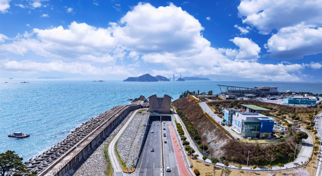 거가대로 침매터널 입구./사진제공=대우건설