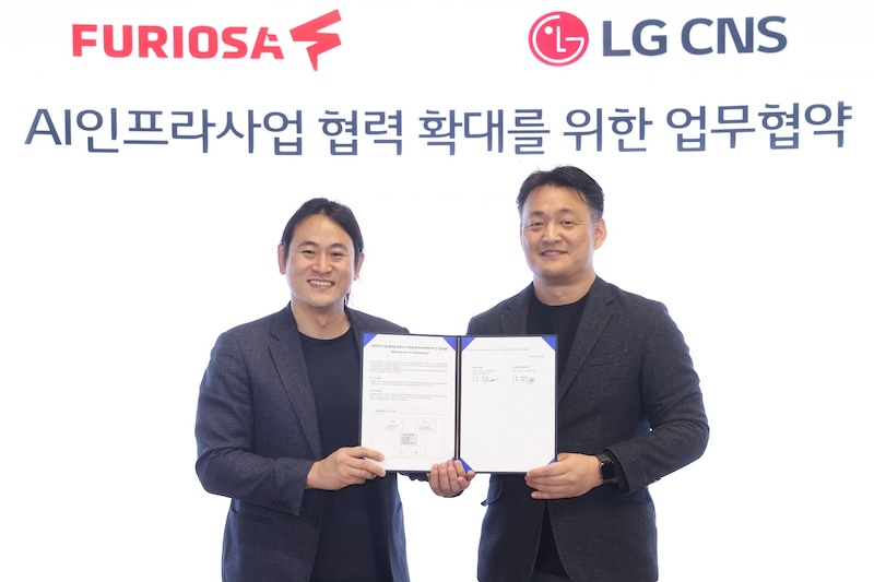 김태훈 LG CNS AI클라우드사업부 부사장(오른쪽)과 백준호 퓨리오사AI 대표가 AI인프라사업 협력 확대를 위한 업무협약식에서 기념사진을 촬영하고 있다. /사진=LG CNS