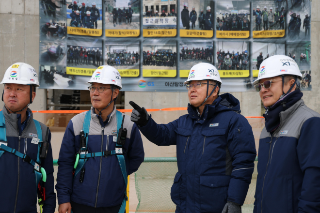 김태진 GS건설 최고안전전략책임자 사장(사진 오른쪽에서 두 번째)가 5일 충남 아산에 아파트 현장을 방문해 현장점검을 하고 있다./사진제공=GS건설