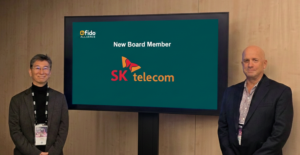 (왼쪽부터) 이종현 SKT 통합보안센터장(CISO)과 앤드류 시키어 FIDO 얼라이언스 전무이사 겸 최고경영자(CEO)가 기념 촬영 하는 모습. /사진=SK텔레콤